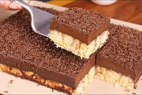 Bolo brigadeirão de prestígio que já sai recheado do forno e