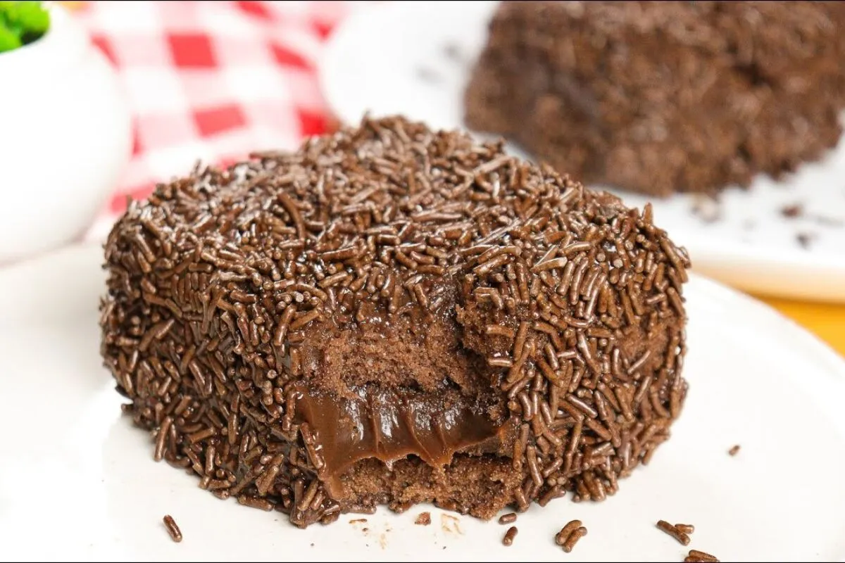 Bolo brigadeiro gelado com massa fofinha e recheio super cre