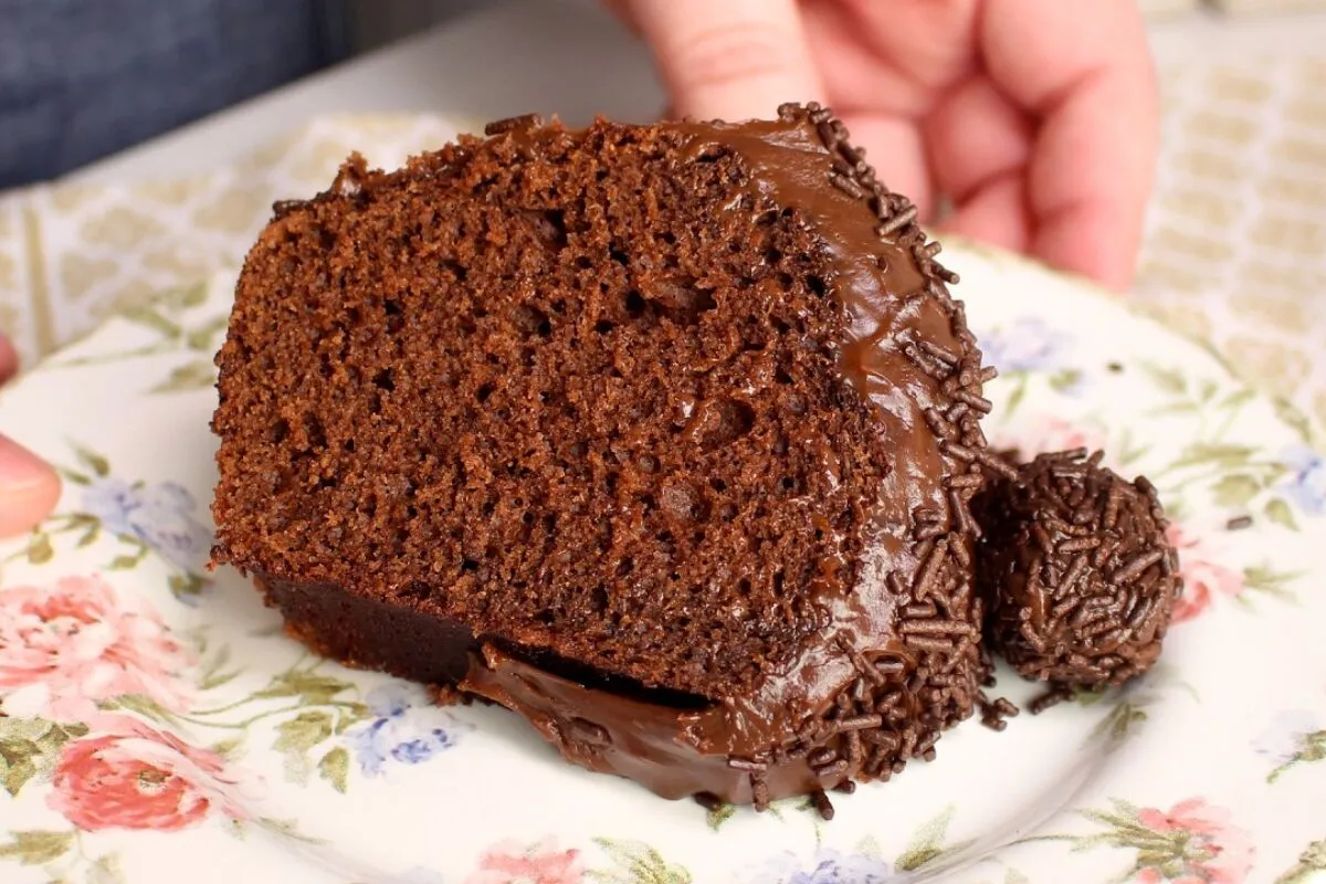 Bolo brigadeiro muito fofinho, úmido e cheio de cobertura de
