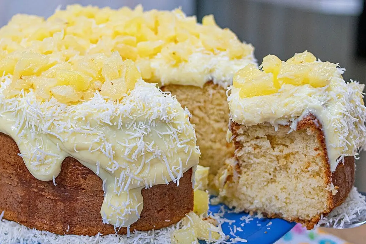 Bolo caseirinho de abacaxi com calda caramelizada e massa fo