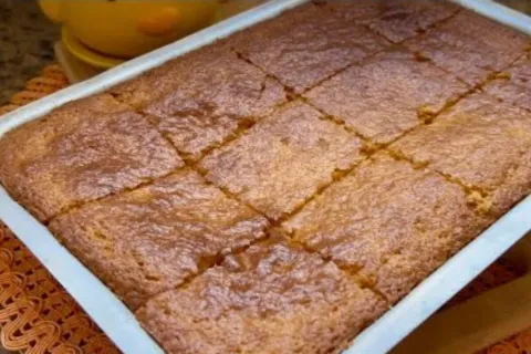 Bolo caseiro de fubá: bata tudo de uma vez só e tenha o bolo