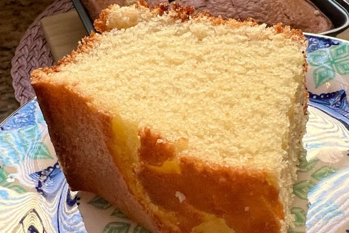 Bolo caseiro simples que fica fofinho e combina demais com u