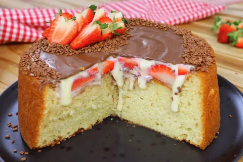 Bolo caseiro tipo bombom de morango, fofinho e com sabor sur