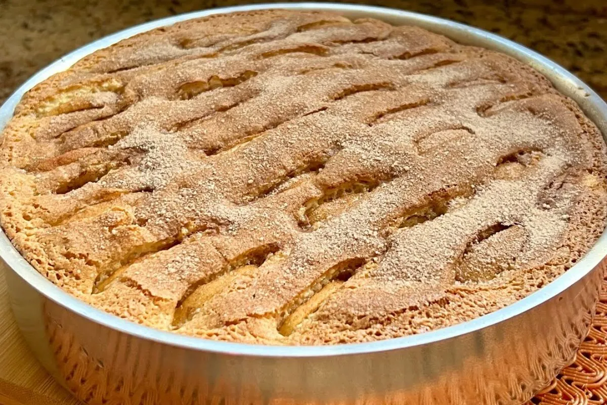 Bolo chama visita fofinho e irresistível, perfeito para serv