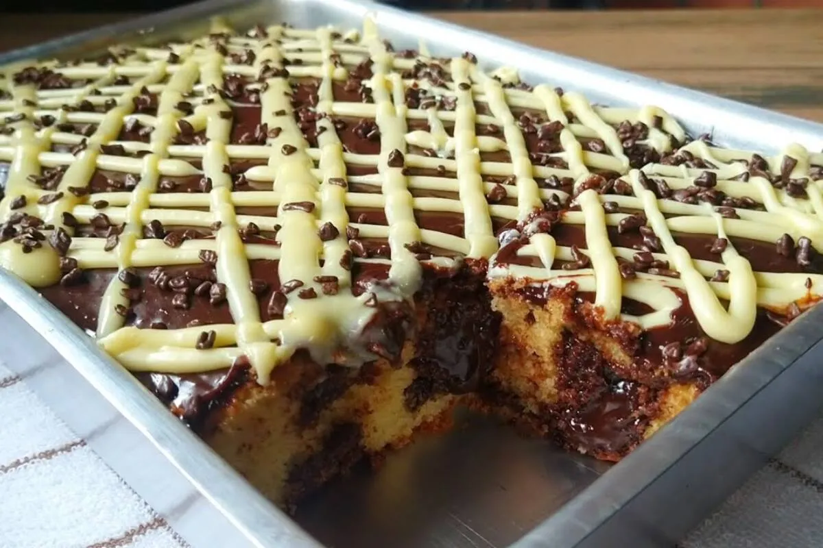 Bolo chocolatudo fofinho e com cobertura que já sai do forno