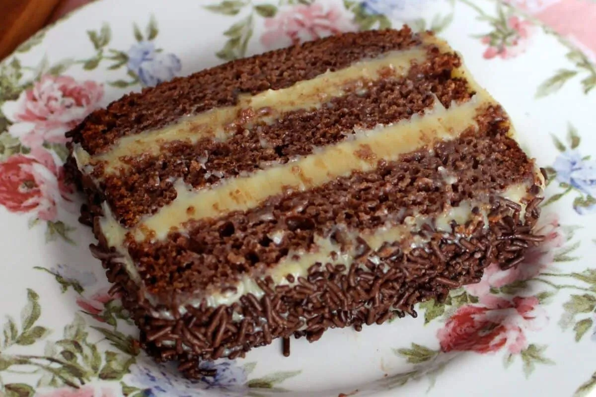 Bolo chocomoça fofinho e com uma combinação perfeita de choc