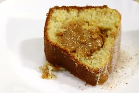 Bolo churros que já sai recheado do forno e derrete na boca 