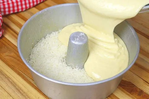 Bolo cocada invertida de coco com calda dourada e sabor irre