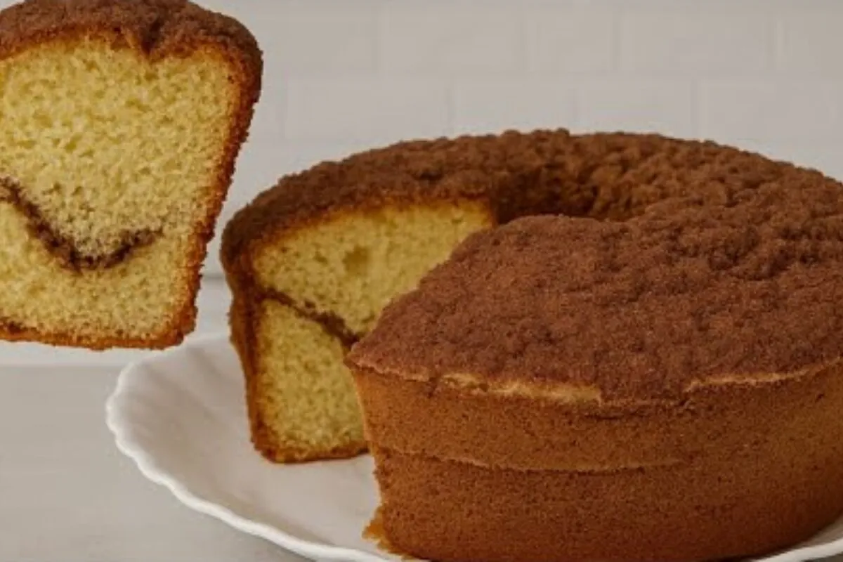 Bolo com farofa de chocolate: fofinho por dentro e com cober