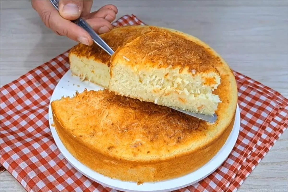 Bolo cremoso de coco fofinho e molhadinho que todo mundo vai