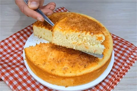 Bolo cremoso de coco fofinho e molhadinho que todo mundo vai