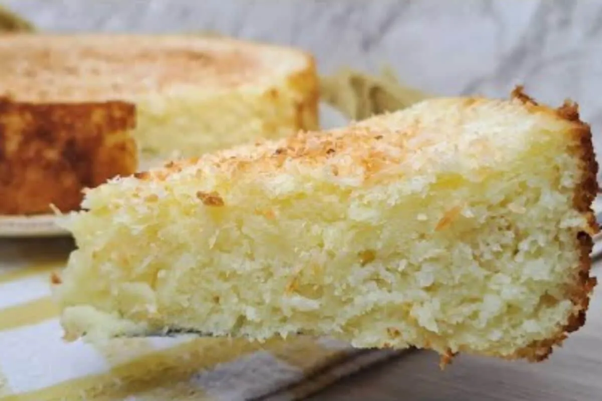 Bolo cremoso de coco que derrete na boca feito sem leite con