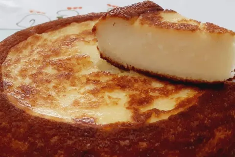 Bolo cremoso de mandioca sem glúten e sem lactose, que fica 