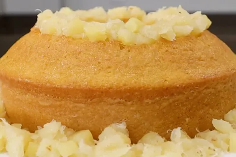 Bolo da vovó de abacaxi fofinho e delicioso que desmancha na