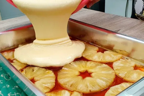 Bolo de abacaxi caramelado muito fofinho e molhadinho, com a