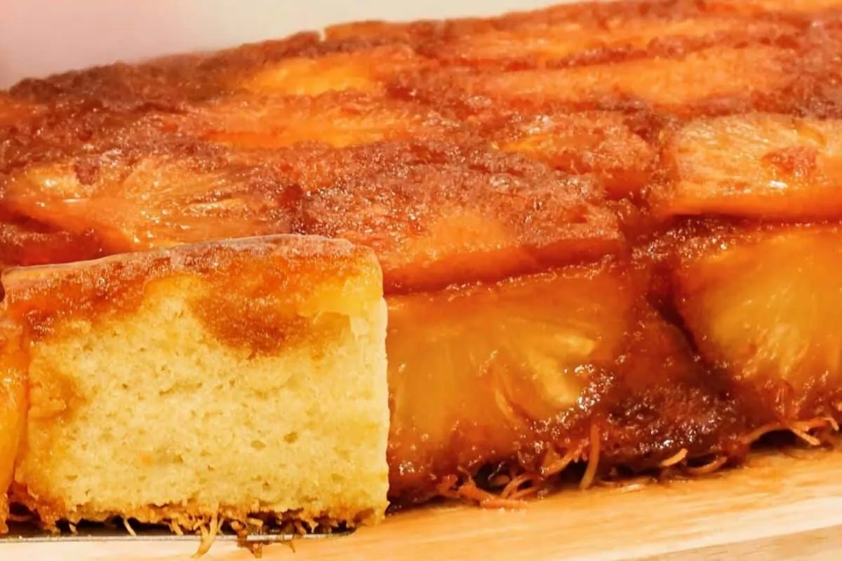 Bolo de abacaxi caramelizado fácil e rápido para o café da t