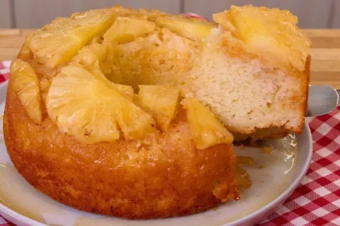 Bolo de abacaxi caramelizado fofinho e delicioso receita prá