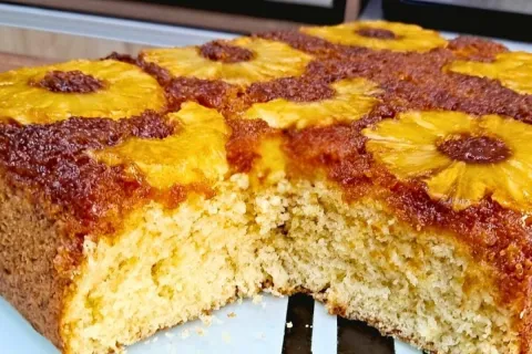 Bolo de abacaxi caramelizado: o bolo de abacaxi mais gostoso