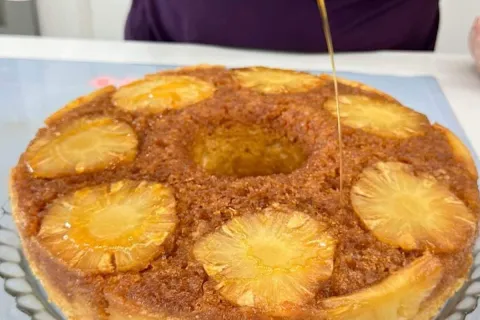 Bolo de abacaxi com pedaços da fruta o mais molhadinho e mac