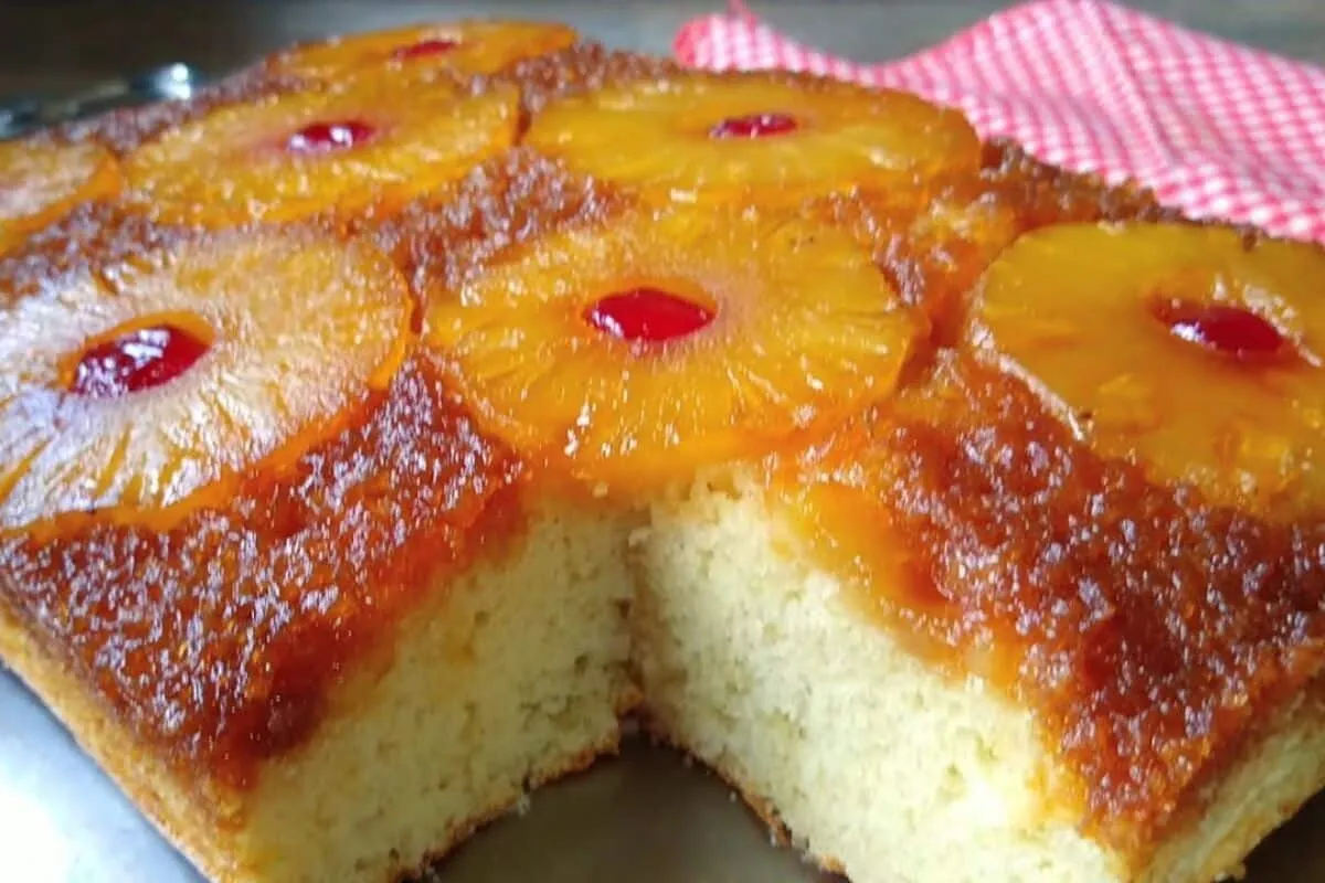 Bolo de abacaxi, é só misturar os ingredientes para ter um b