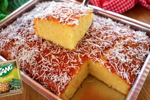 Bolo de abacaxi feito com tang fofinho e molhadinho do jeito