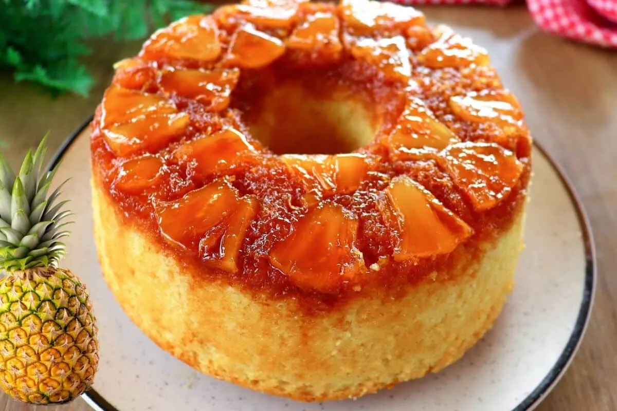 Bolo de abacaxi fofinho e molhadinho, com pedaços da fruta p