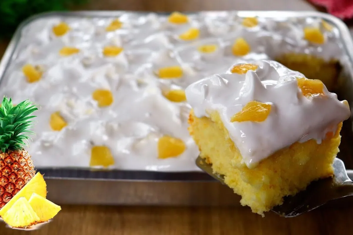 Bolo de abacaxi fofinho e molhadinho: receita que sempre dá
