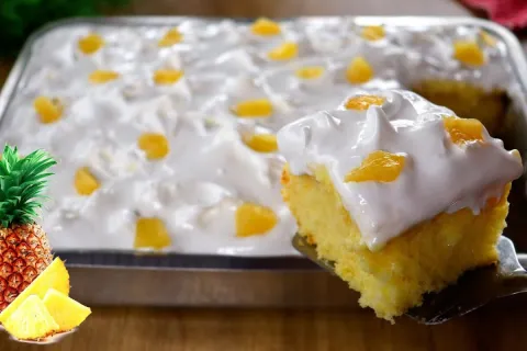 Bolo de abacaxi fofinho e molhadinho: receita que sempre dá 