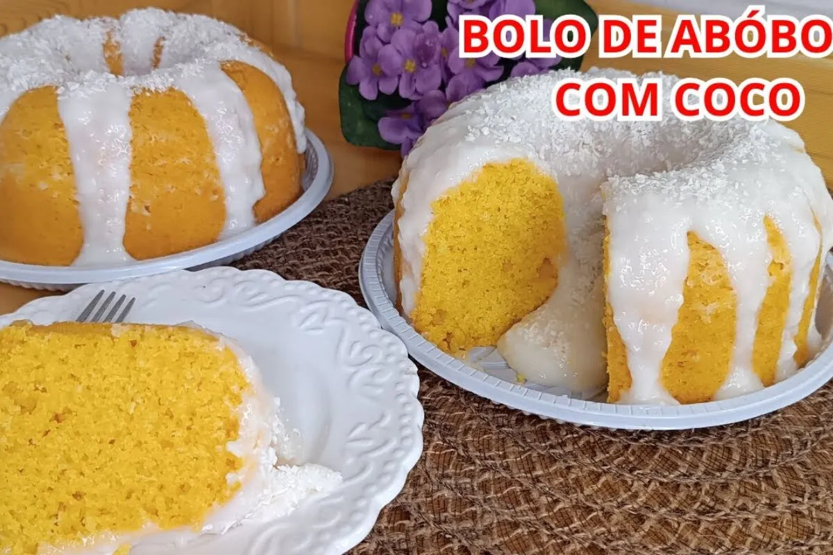 Bolo de abóbora com coco com cobertura que fica simplesmente
