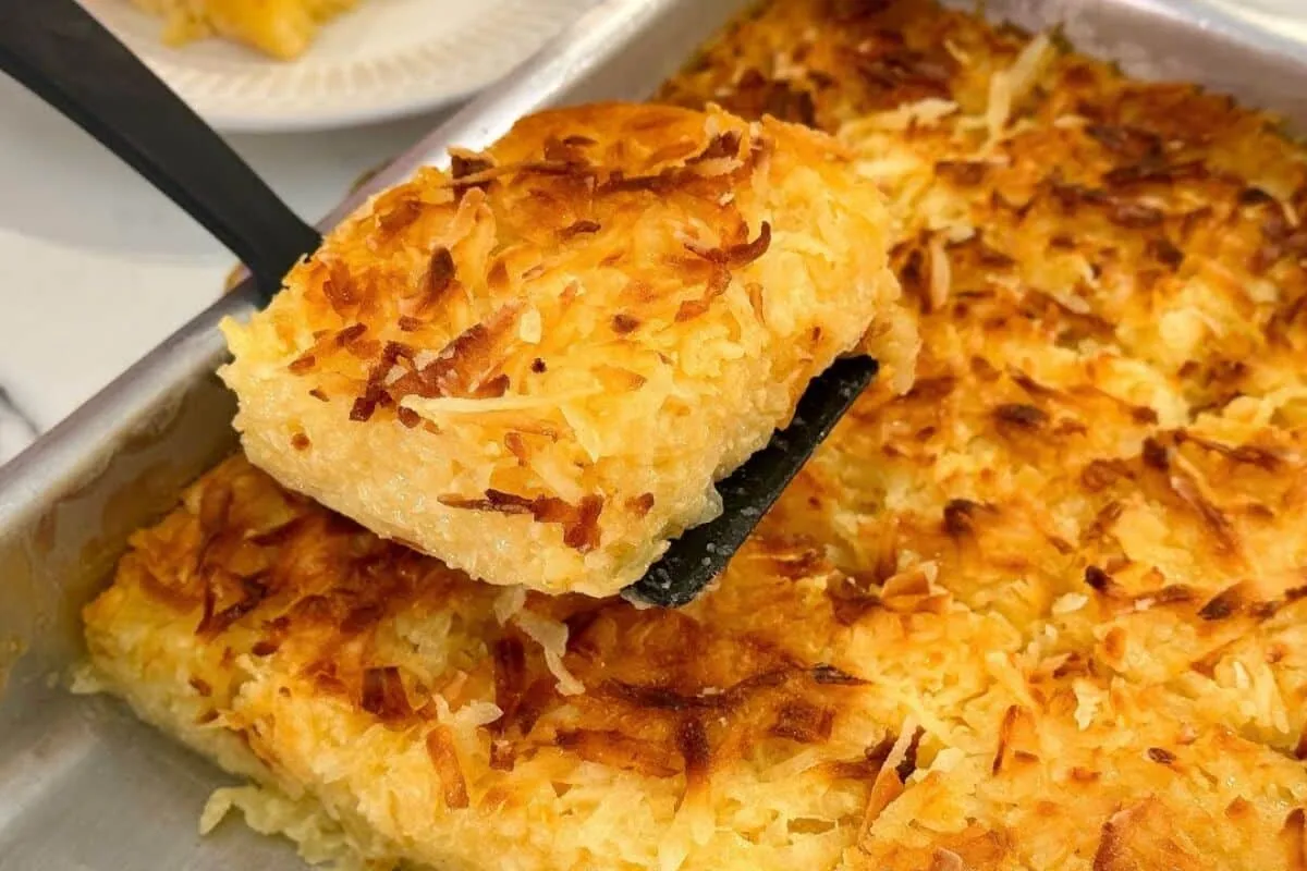 Bolo de aipim com coco bem molhadinho, com aquele sabor case