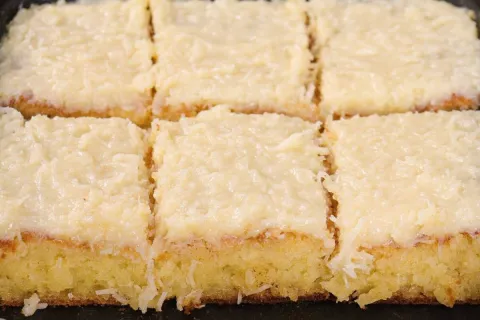 Bolo de aipim sem trigo com cobertura de coco: de comer lamb