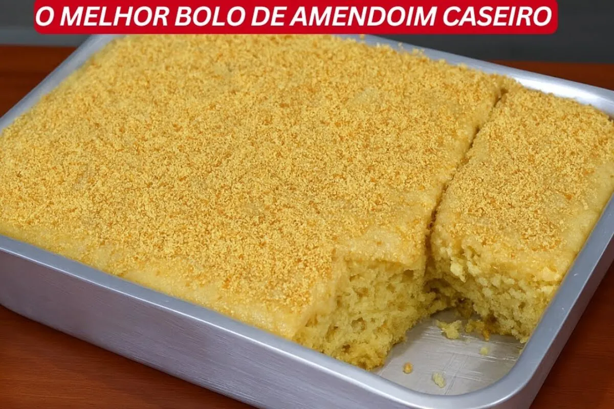 Bolo de amendoim fofinho com uma cobertura cremosa, perfeito para um café da tarde ainda mais especial