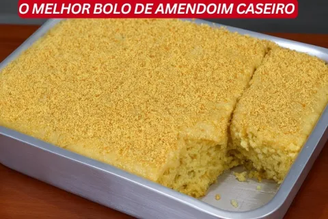Bolo de amendoim fofinho com uma cobertura cremosa, perfeito