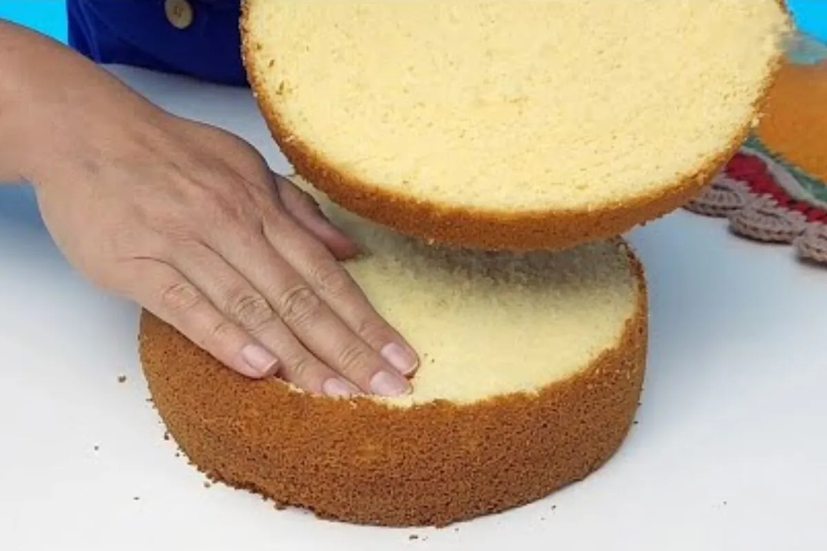 Bolo de aniversário fofinho, simples e sem fermento que rend