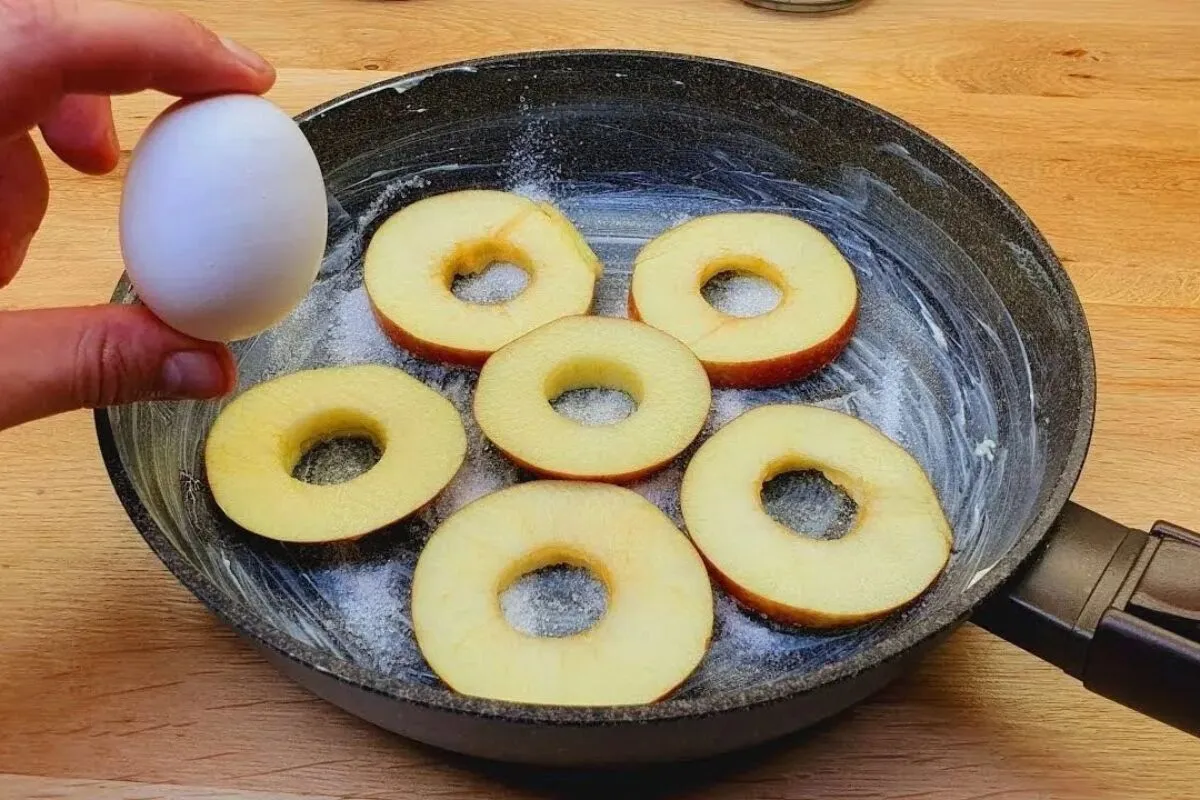 Bolo de aveia na frigideira com 1 ovo e 1 maçã: a sobremesa