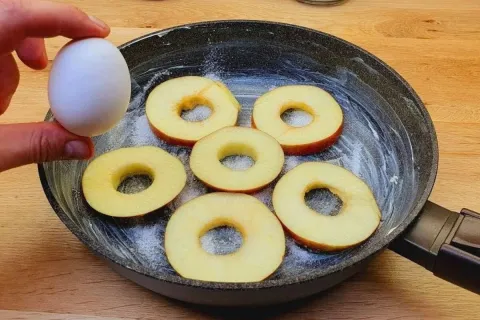 Bolo de aveia na frigideira com 1 ovo e 1 maçã: a sobremesa 