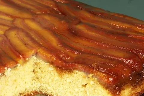 Bolo de banana, a massa perfeita que fica muito fofa e molha