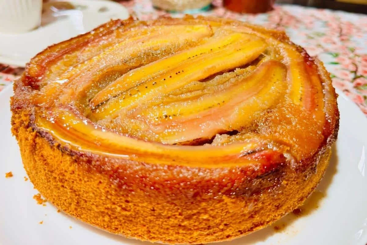Bolo de banana caramelado fácil de fazer e fica simplesmente