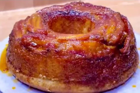 Bolo de banana caramelado fofinho que conquista todo mundo n