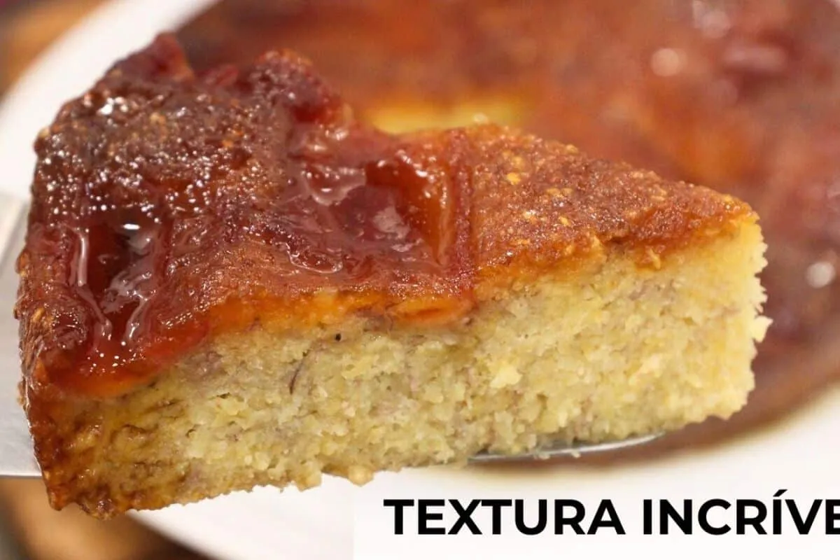 Bolo de banana caramelizada perfeito para o café e que deixa