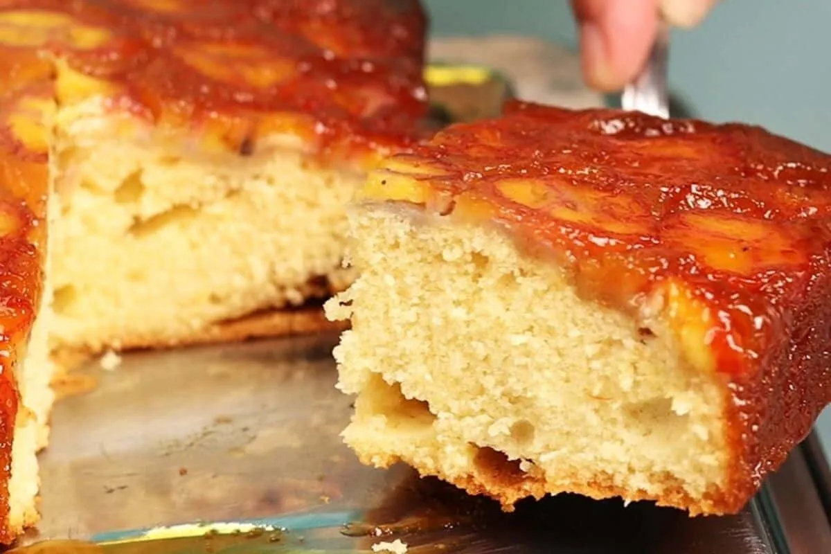 Bolo de banana caramelizado com uma massa leve e fofinha, qu