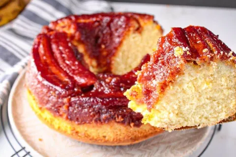 Bolo de banana caramelizado que fica com uma calda perfeita 