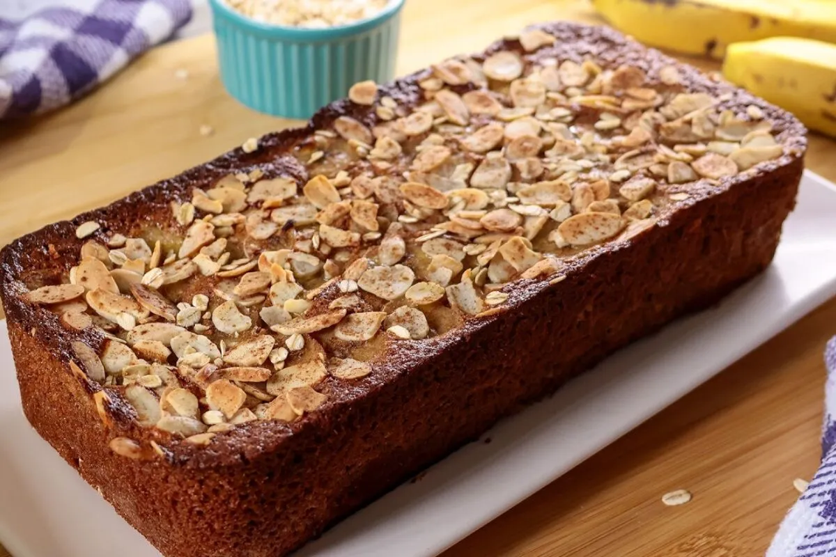 Bolo de banana com aveia rápido, fácil e muito saboroso para