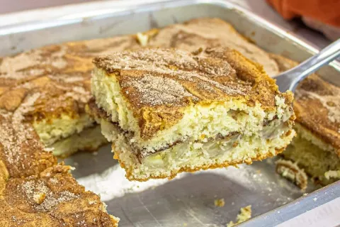 Bolo de banana com canela: super cheiroso e já sai do forno 