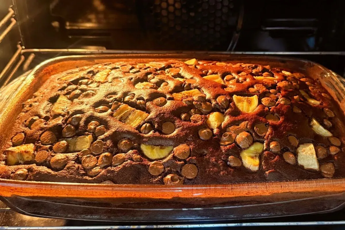 Bolo de banana com chocolate que fica bem fofinho e cremoso