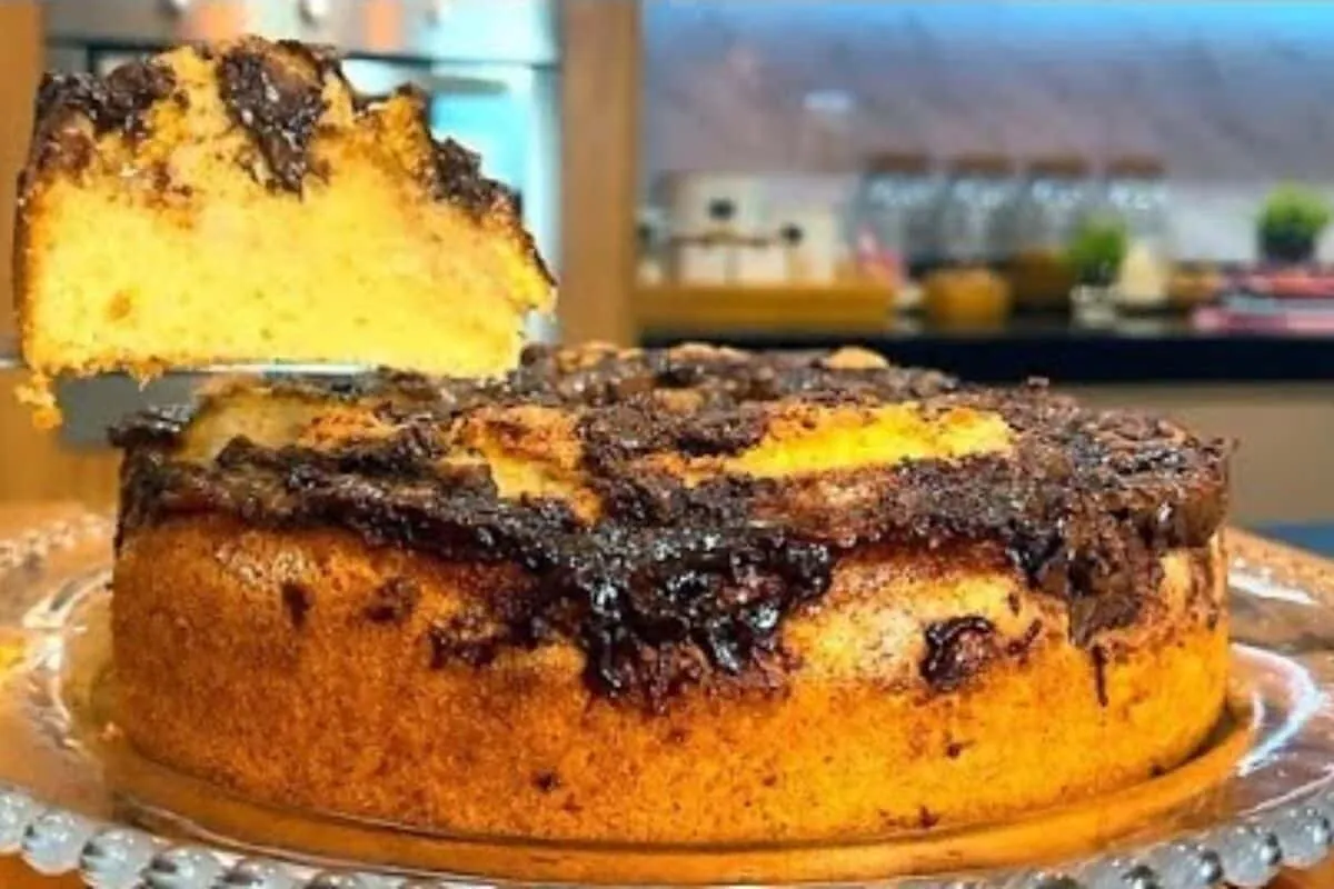 Bolo de banana com cobertura de chocolate, receita fácil e d