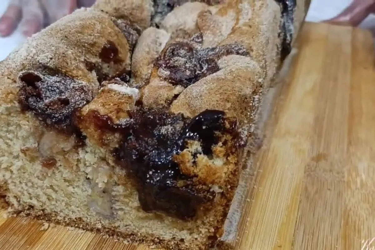 Bolo de banana com doce de leite bem macio, fofinho e rechea