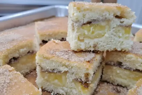 Bolo de banana fofinho e molhadinho feito à mão e com rechei