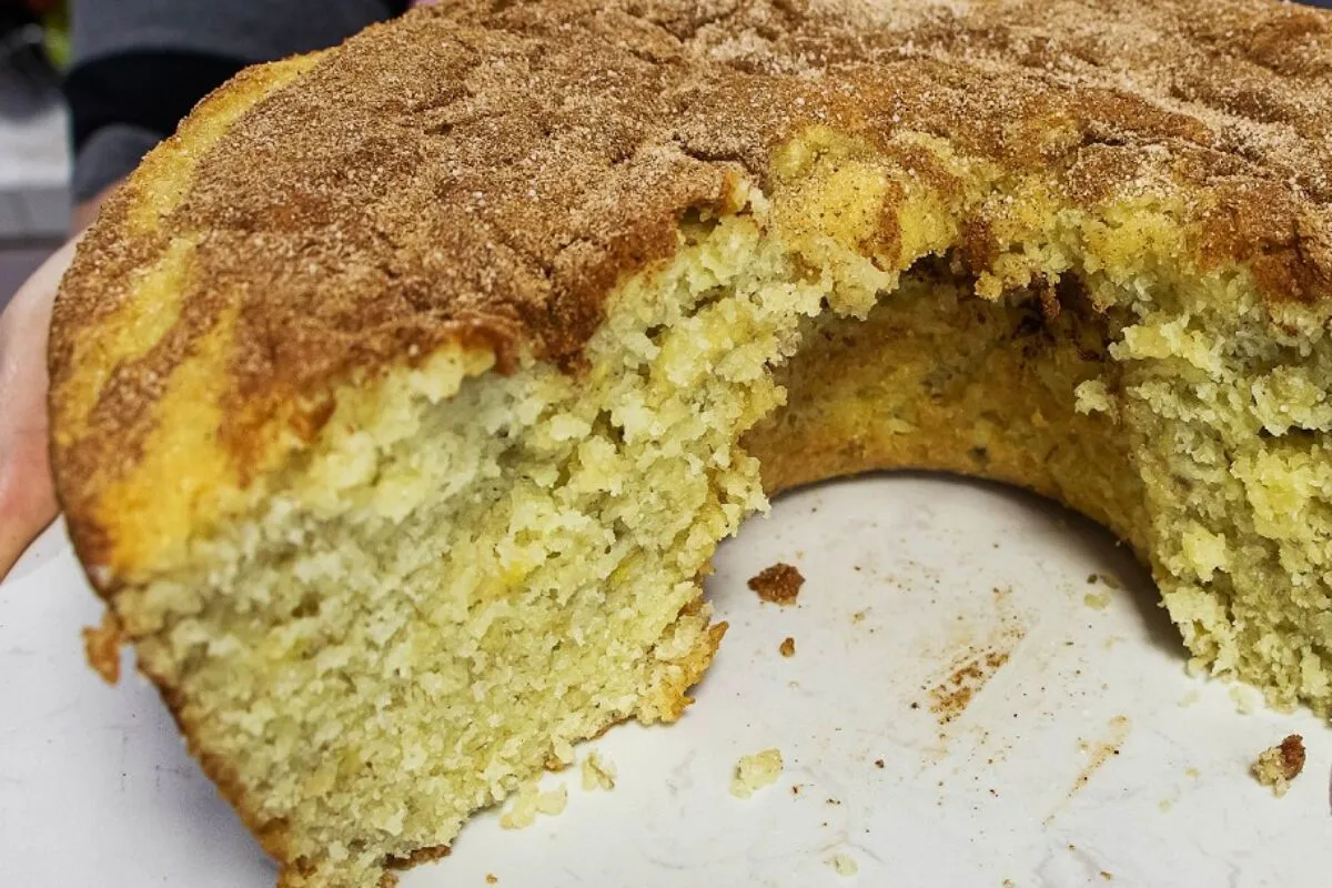 Bolo de banana fofinho e molhadinho mais gostoso do mundo co