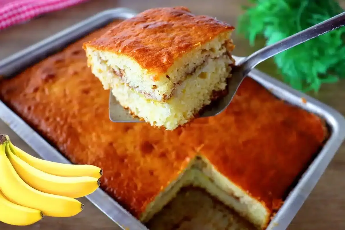 Bolo de banana recheado: muito gostoso e já sai assim do for